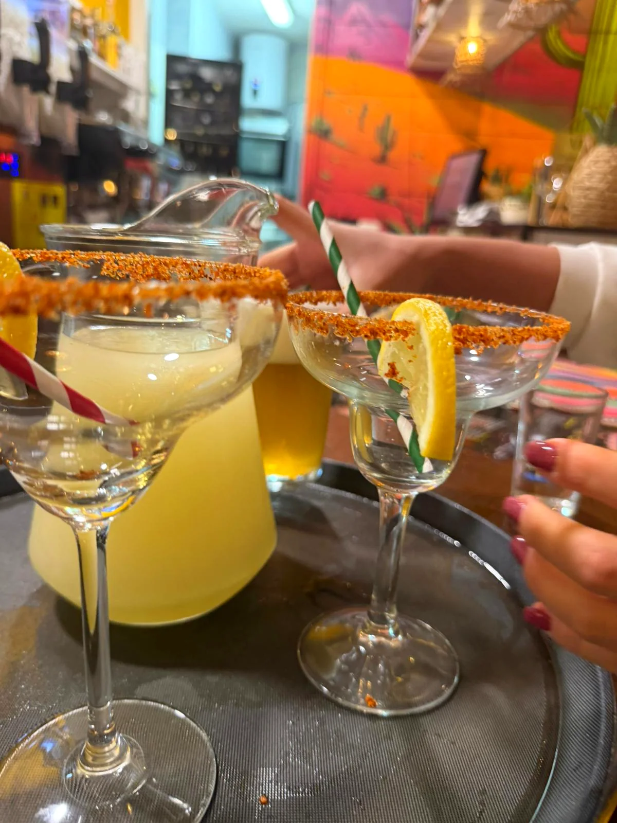 Margaritas con borde de tajín y rodaja de limón