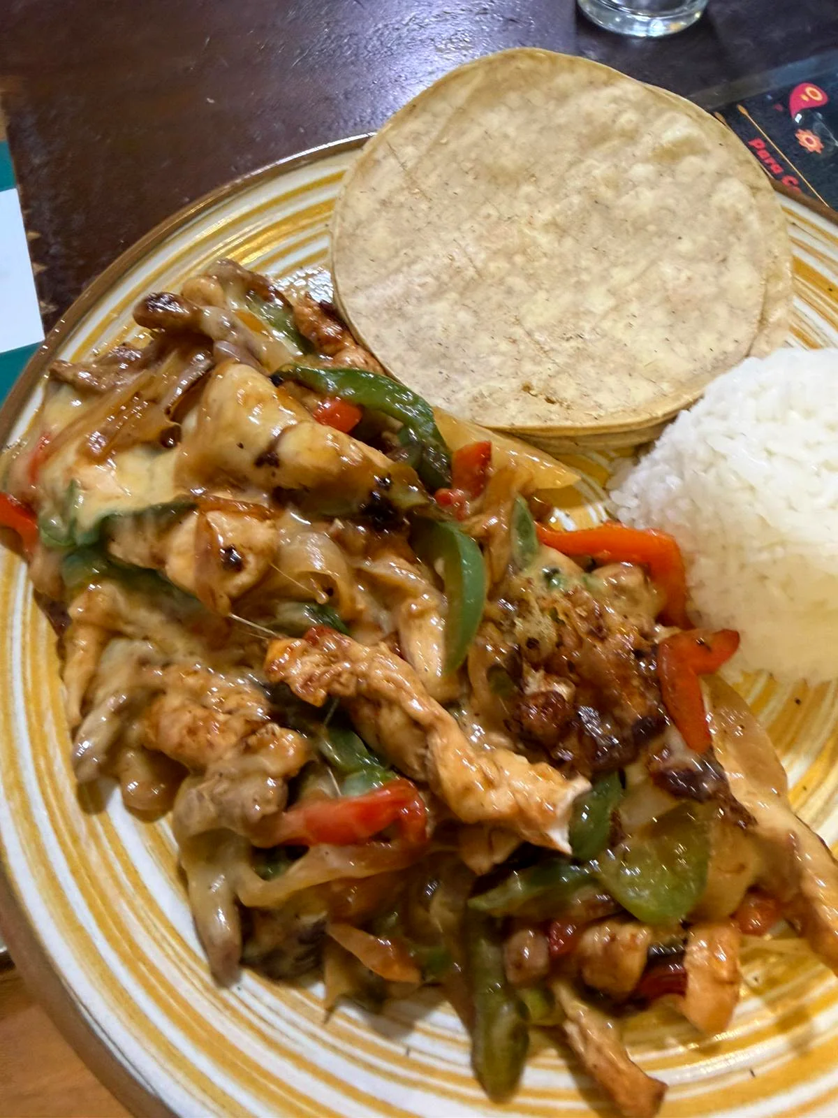 Quesadillas mexicanas con relleno de pollo o ternera